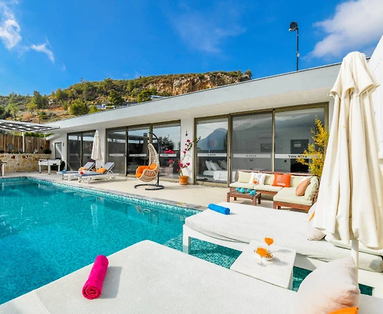 Kaş İslamlar'da Geniş Bahçeli, Özel Havuzlu, Kiralık Villa - 1