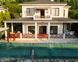 Sakarya Sapanca'da Geniş Bahçeli, Özel Havuzlu, Muhafazakar Villa - 2