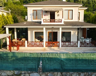 Sakarya Sapanca'da Geniş Bahçeli, Özel Havuzlu, Muhafazakar Villa - 2