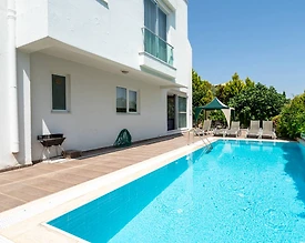 Kuşadası Kadınlar Denizi'nde Harika Manzaralı, Özel Havuzlu, Kiralık Villa - 2