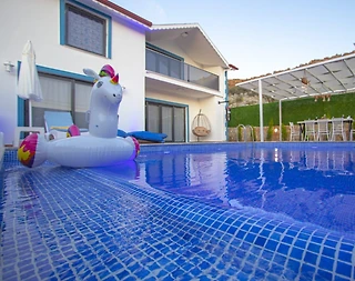 Kaş Bezirgan'da Geniş Ailelere Uygun, Özel Havuzlu, Kiralık Villa - 4