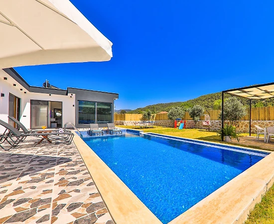 Kaş Sarıbelen'de Geniş Bahçeli, Özel Havuzlu, Modern Dizaynlı Villa - 1