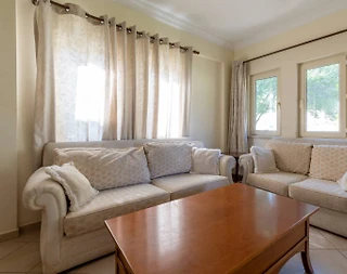 Didim Akbük'te Geniş Ailelere Uygun, Özel Plajlı, Bahçeli Şık Villa - 4