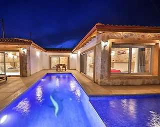 Antalya Kaş'ta Büyük Çakıl Plajına Yakın, Özel Havuzlu, Konforlu Villa - 1