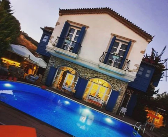 İzmir Çeşme'de Harika Doğa İçerisinde, Özel Havuzlu, Lüks Villa - 1