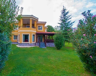 Sapanca Kırkpınar'da Ferah Bahçeli, Modern Tasarımlı, Şömineli Villa - 1