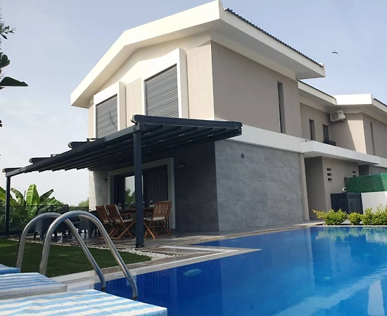 İzmir Çeşme'de Plaja ve Koylara Yakın, Özel Havuzlu, Lüks Villa - 1