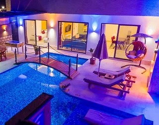 Kaş İslamlar'da Modern Tasarımlı, Kapalı ve Özel Havuzlu, Lüks Villa - 1