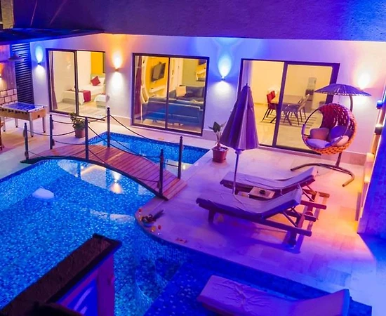Kaş İslamlar'da Modern Tasarımlı, Kapalı ve Özel Havuzlu, Lüks Villa - 1