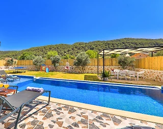 Kaş Sarıbelen'de Geniş Bahçeli, Özel Havuzlu, Modern Dizaynlı Villa - 1