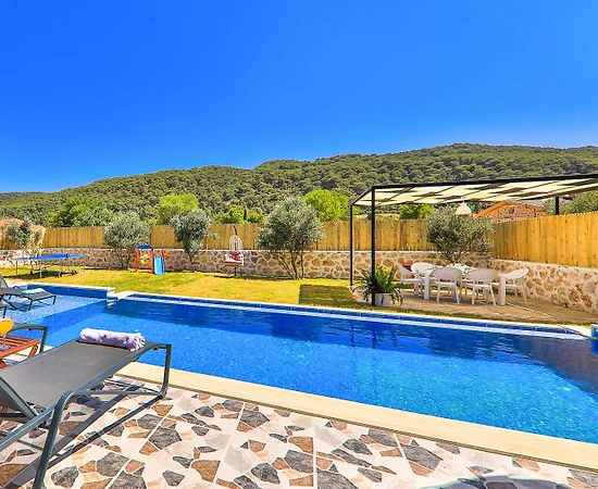 Kaş Sarıbelen'de Geniş Bahçeli, Özel Havuzlu, Modern Dizaynlı Villa - 1