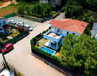 Sapanca'da Göl Manzaralı, Geniş Bahçeli, Isıtmalı Havuzlu, Kiralık Villa - 1