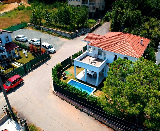 Sapanca'da Göl Manzaralı, Geniş Bahçeli, Isıtmalı Havuzlu, Şık Villa - 1