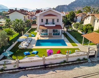 Dalyan'da Görkemli Mimariye Sahip, Özel Havuzlu, Geniş Bahçeli Villa - 1
