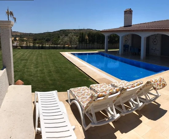 İzmir Çeşme'de Muhteşem Doğada, Özel Havuzlu, Geniş Bahçeli Villa - 1