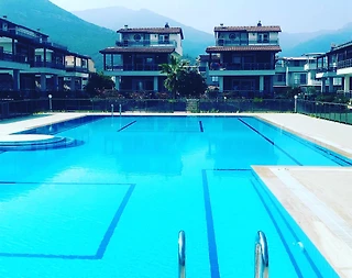 Kuşadası Güzelçamlı'da Merkezi Konumda, Ortak Havuzlu, Bahçeli Villa - 2