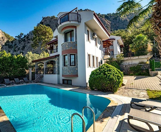 Fethiye Göcek'te Kalabalık Gruplara Uygun, Çocuk Havuzlu, Kiralık Villa - 1