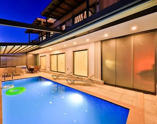 Kaş Kalkan'da Deniz Manzaralı, Kapalı ve Isıtmalı Havuzlu, Şık Villa - 1