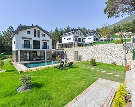 Fethiye Ölüdeniz'de Geniş Bahçeli, Özel Havuzlu, Kiralık Villa - 2