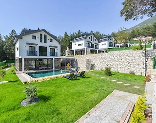 Fethiye Ölüdeniz'de Geniş Bahçeli, Özel Havuzlu, Kiralık Villa - 2