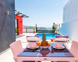 Kalkan Üzümlü'de Nezih Konumda, Özel Havuzlu, Balayı Villası - 2