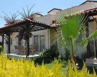 Didim Akbük'te Özel Plajlı Tesis İçerisinde, 3+1, Bahçeli Villa - 1