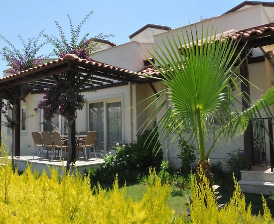 Didim Akbük'te Özel Plajlı Tesis İçerisinde, 3+1, Bahçeli Villa - 1