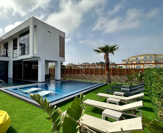 Antalya Serik'te Ferah Bahçeli, Isıtmalı Havuzlu, Konforlu Lüks Villa - 1