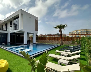 Antalya Serik'te Ferah Bahçeli, Isıtmalı Havuzlu, Konforlu Lüks Villa - 1