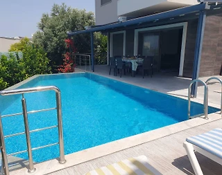 Çeşme'de Marinaya Yakın, Merkezi Konumda, Özel Havuzlu, Kiralık Villa - 1