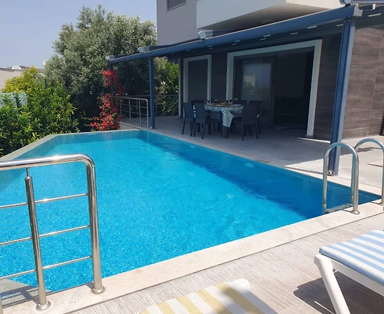 Çeşme'de Marinaya Yakın, Merkezi Konumda, Özel Havuzlu, Kiralık Villa - 1