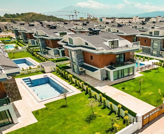 Muğla Fethiye'de Geniş Bahçeli, Özel Havuzlu, Lüks Villa - 1