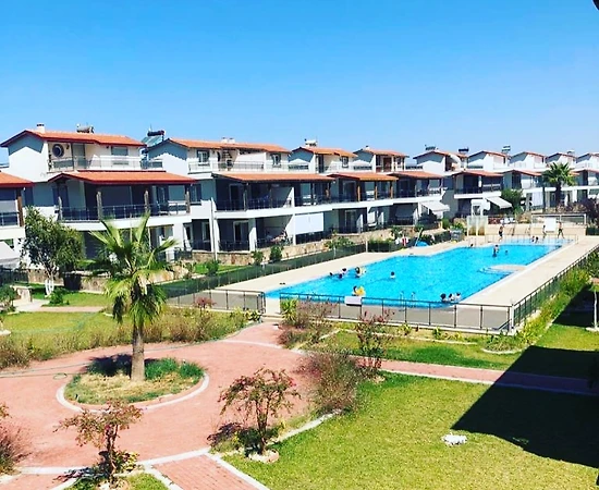 Kuşadası Güzelçamlı'da Merkezi Konumda, Ortak Havuzlu, Bahçeli Villa - 1