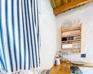 İzmir Çeşme'de Merkeze ve Denize Yakın Mesafede, Taş Mimarili Ev - 4