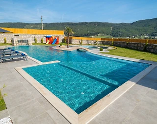 Kaş Sarıbelen'de Çocuk Oyun Alanlı, Geniş Havuzlu, Kiralık Villa - 2