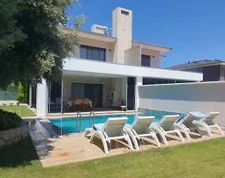 İzmir Çeşme'de Plaja Yakın Konumda, Özel Havuzlu, Konforlu Villa - 1