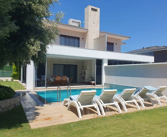 İzmir Çeşme'de Plaja Yakın Konumda, Özel Havuzlu, Konforlu Villa - 1