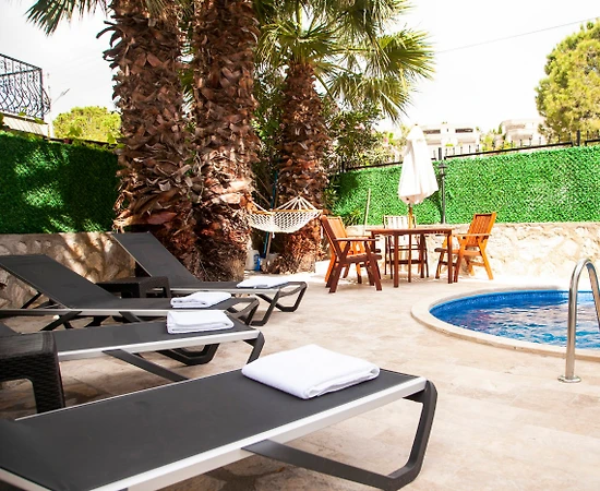 Muğla Datça'da Merkezi Konumda, Özel Havuzlu, Konforlu Villa - 1