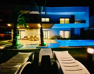 Kuşadası'nda Tam Korunaklı, Özel Havuzlu, 4+1, Kiralık Lüks Villa - 4