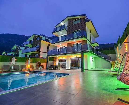 Fethiye Ölüdeniz'de Modern Tasarımlı, Isıtmalı Havuzlu, Ferah Villa - 1