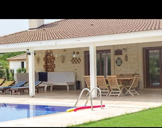 İzmir Çeşme'de Yemyeşil ve Ferah Bahçeli, Özel Havuzlu, Şirin Villa - 4