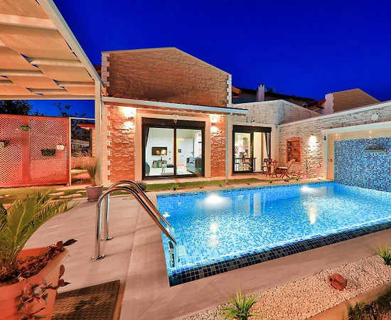 Kaş Andifli'de Özel Tasarımlı, Havuzlu, Balayı Villası - 1