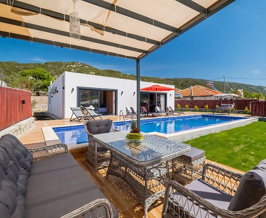 Kaş Sarıbelen'de Geniş Ailelere Uygun, Özel Havuzlu, Jakuzili Villa - 1