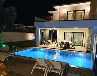 İzmir Çeşme'de Plaja Yakın Konumda, Özel Havuzlu, Konforlu Villa - 5