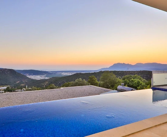 Kaş Üzümlü'de Enfes Manzaraya Sahip, Özel Havuzlu, Lüks Villa - 1