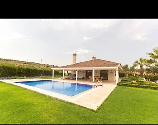 İzmir Çeşme'de Yemyeşil ve Ferah Bahçeli, Özel Havuzlu, Şirin Villa - 1