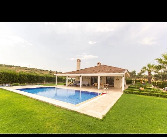 İzmir Çeşme'de Yemyeşil ve Ferah Bahçeli, Özel Havuzlu, Şirin Villa - 1