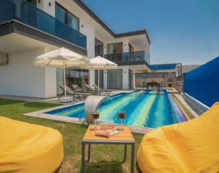 Kalkan Yeşilköy'de Geniş Bahçeli, Özel Havuzlu, Kiralık Villa - 1