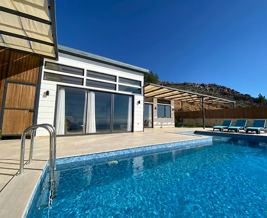 Kaş Üzümlü'de Enfes Manzaralı, Sonsuzluk Havuzlu, Balayı Villası - 1