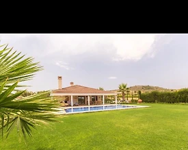 İzmir Çeşme'de Yemyeşil ve Ferah Bahçeli, Özel Havuzlu, Şirin Villa - 2